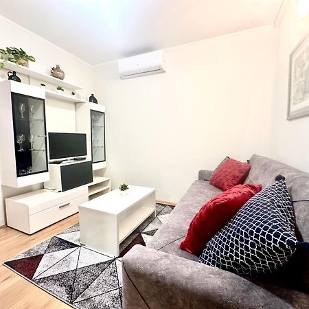 Apartments Dujmic - 50M From The Sea With Private Parking Ичичи Экстерьер фото