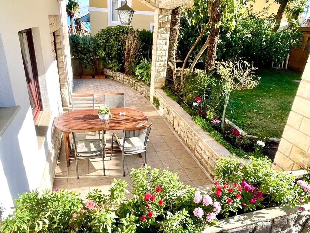 Apartments Dujmic - 50M From The Sea With Private Parking Ичичи Экстерьер фото