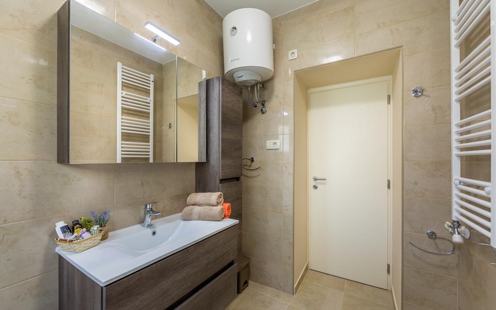 Apartments Dujmic - 50M From The Sea With Private Parking Ичичи Экстерьер фото