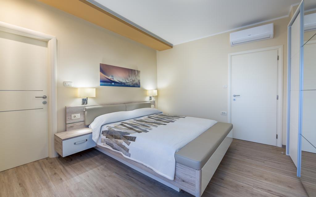 Apartments Dujmic - 50M From The Sea With Private Parking Ичичи Экстерьер фото