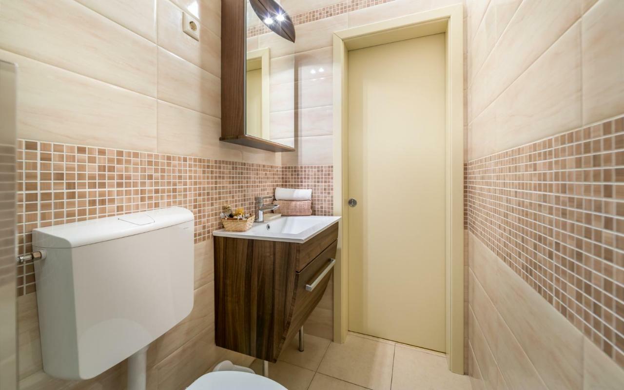 Apartments Dujmic - 50M From The Sea With Private Parking Ичичи Экстерьер фото