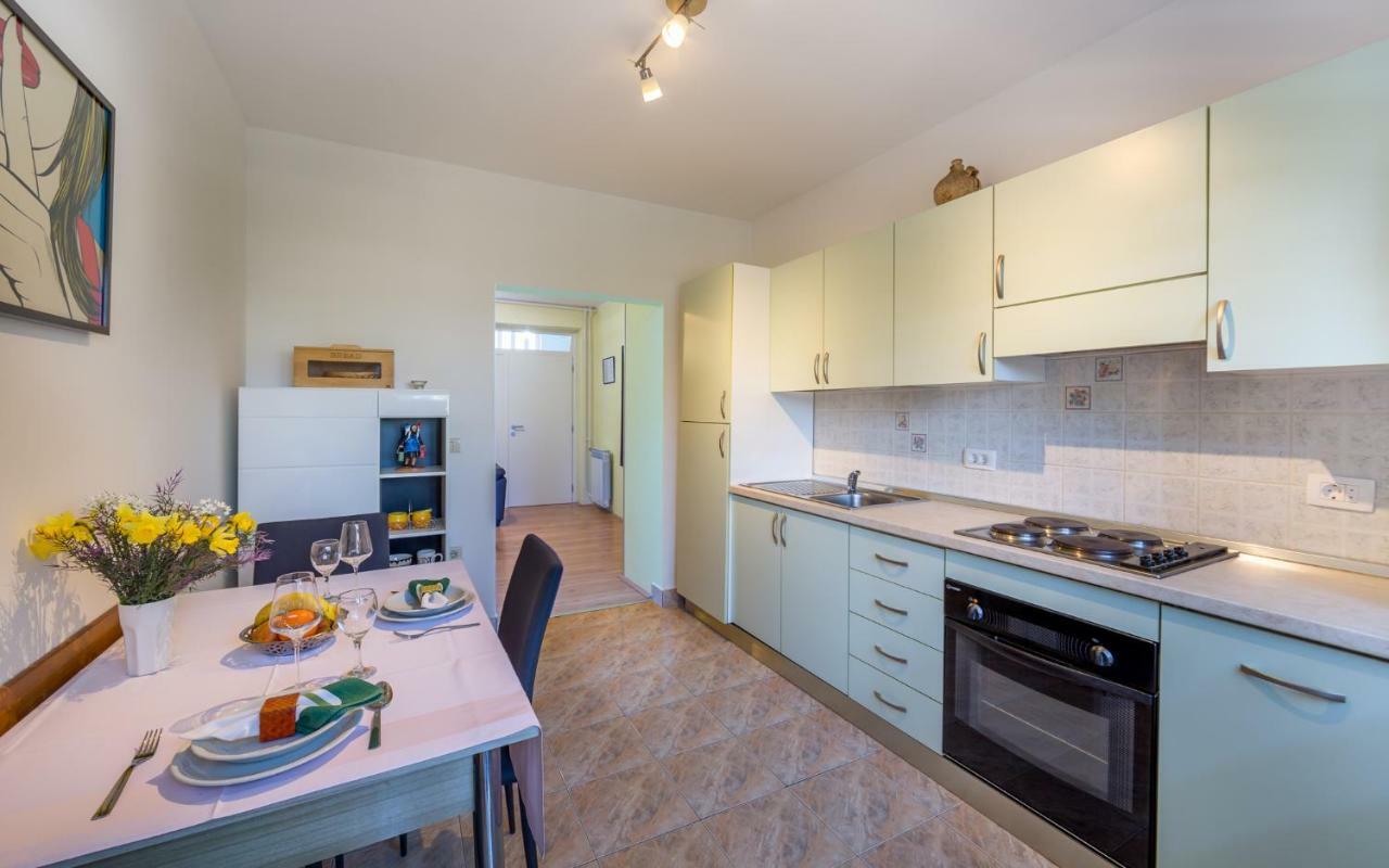 Apartments Dujmic - 50M From The Sea With Private Parking Ичичи Экстерьер фото