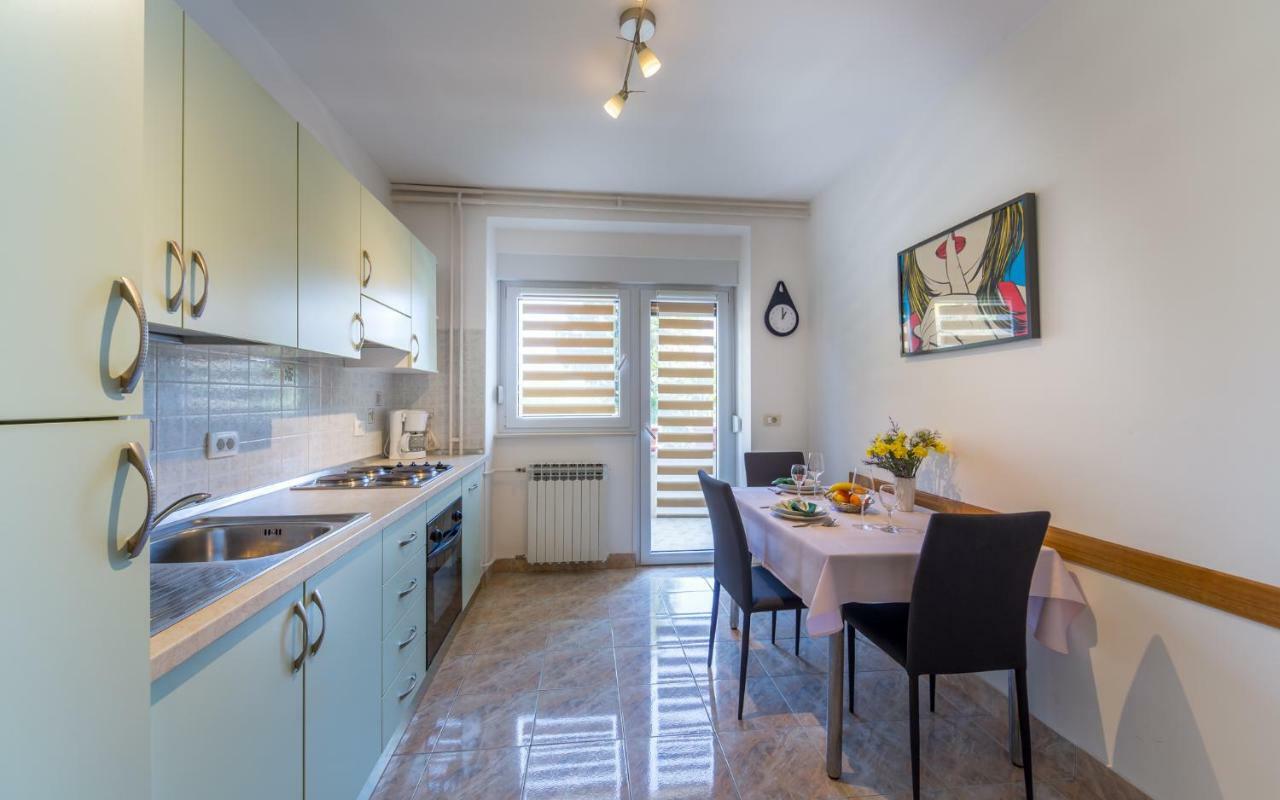 Apartments Dujmic - 50M From The Sea With Private Parking Ичичи Экстерьер фото